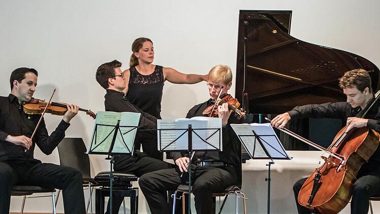 Konzertabend im Zeichen von Mahler und Schubert: Martin Emmerich, Fabian Wankmüller, Andreas Hilf und Heiner Reich (von links) gestalteten das dritte Programm des Festivals "Klanggrenzen" im großen Saal von St. Augustin. Foto: Jochen Berger