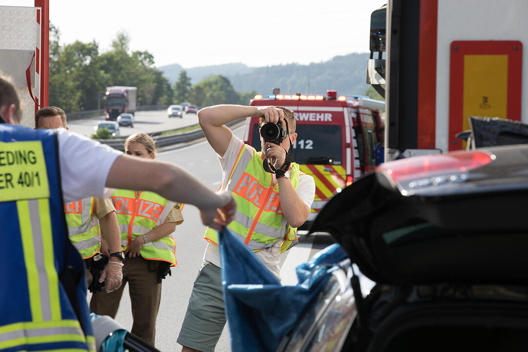 Vom Lkw mitgeschleift – Autofahrer auf A9 bei Greding lebensgefährlich verletzt