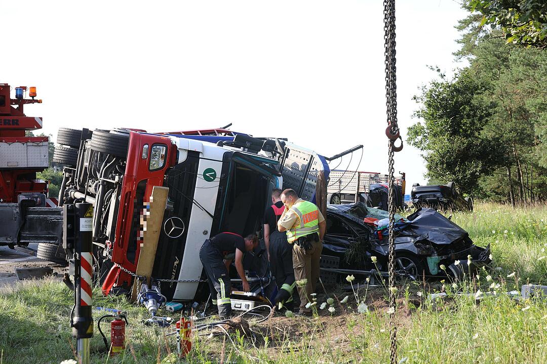 Kampf gegen die Zeit: Vollbeladener Autotransporter ŸberschlŠgt sich auf der A9 - Feuerwehr braucht anderthalb Stunden, um eingeklemmten Fahrer zu befreien