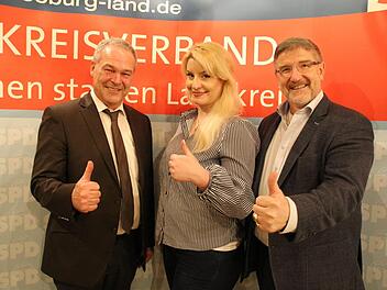 Drei Kandidaten, ein Zeichen (von links): Frank Rebhan (Direktkandidat Bezirkstag), Franziska Bartl (Zweitstimmenkandidatin Landtag) und Landrat Michael Busch (Direktkandidat Landtag) gehen sehr zuversichtlich in den bevorstehenden Wahlkampf.Oliver Schmidt