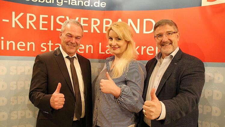 Drei Kandidaten, ein Zeichen (von links): Frank Rebhan (Direktkandidat Bezirkstag), Franziska Bartl (Zweitstimmenkandidatin Landtag) und Landrat Michael Busch (Direktkandidat Landtag) gehen sehr zuversichtlich in den bevorstehenden Wahlkampf.Oliver Schmidt