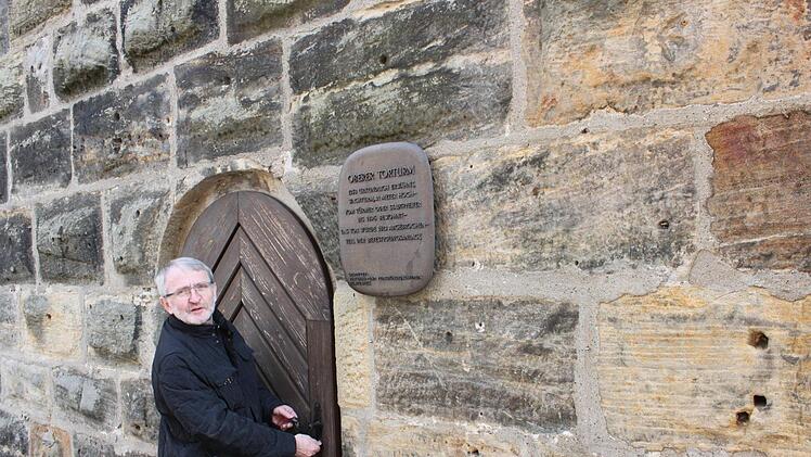 Ulrich Sünkel vom Stadtbauamt Lichtenfels beim Aufschließen des Oberen Torturmes
