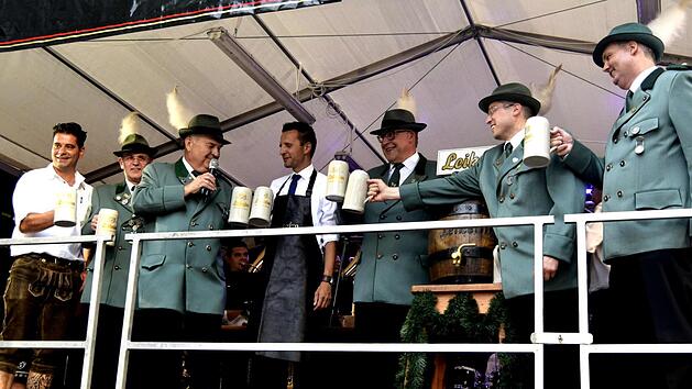 "O zapft is" mit (von links): Festwirt Daniel Ivascento, Platzmeister Dieter Brandmeier, Erster Sch&uuml;tzenmeister Erwin Kalb, B&uuml;rgermeister Andreas H&uuml;gerich, Verkaufsleiter der Brauerei Leikeim, Christian Hoh, Gesch&auml;ftsf&uuml;hrer Andreas Leikeim, Dritter Sch&uuml;tzenmeister Hans-Georg Rie&szlig;ner.  Foto: Andreas Welz