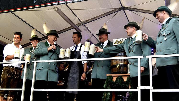 "O zapft is" mit (von links): Festwirt Daniel Ivascento, Platzmeister Dieter Brandmeier, Erster Schützenmeister Erwin Kalb, Bürgermeister Andreas Hügerich, Verkaufsleiter der Brauerei Leikeim, Christian Hoh, Geschäftsführer Andreas Leikeim, Dritter Schützenmeister Hans-Georg Rießner.  Foto: Andreas Welz