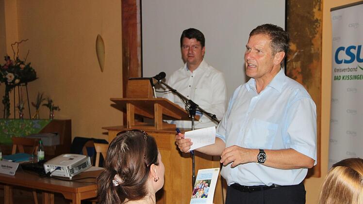 Der Patienten- und Pflegebeauftragte der Landesregierung, Hermann Imhof (MdL) war in Münnerstadt. Im Hintergrund: Landtagsabgeordneter Sandro Kirchner.