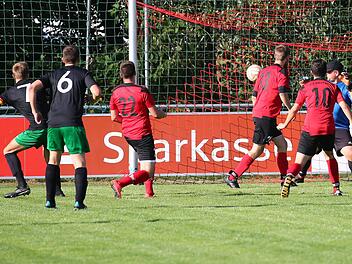Ein bekanntes Bild für die Reitscher: Schon 30 Mal mussten sie dabei zusehen, wie der Ball im eigenen Tor landet. Hier bringt Florian Wachter (schwarzes Trikot, Nummer 7) den TSV Neukenroth am neunten Spieltag in Reitsch in Führung. Endstand: 0:3.  Foto: Heinrich Weiß