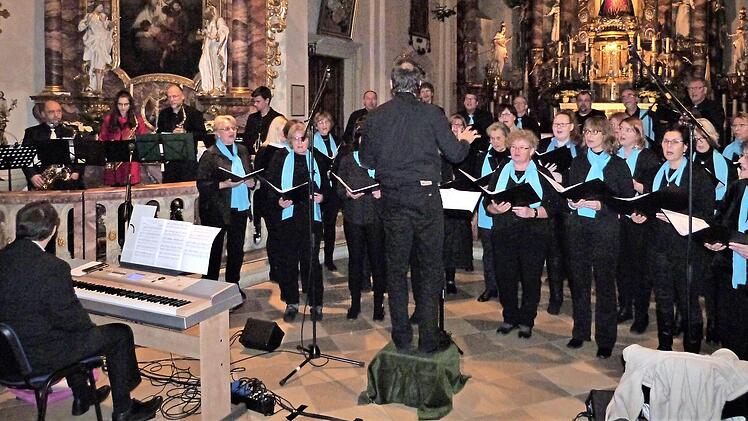 Der Chor "SAN Voices" unter der Leitung von Jörg Schmidt bot ein eindrucksvolles Konzert in der Basilika Marienweiher, links im Hintergrund die Bläserformation "Main Line Brass". Foto: Werner Reißaus