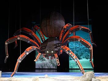 Die Riesenspinne mit geflochtenem Hinterleib auf der Bühne der Münchner Kammerspiele in dem Stück "Passing" Foto: © Thomas Aurin