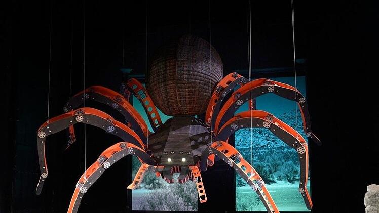 Die Riesenspinne mit geflochtenem Hinterleib auf der Bühne der Münchner Kammerspiele in dem Stück "Passing" Foto: © Thomas Aurin