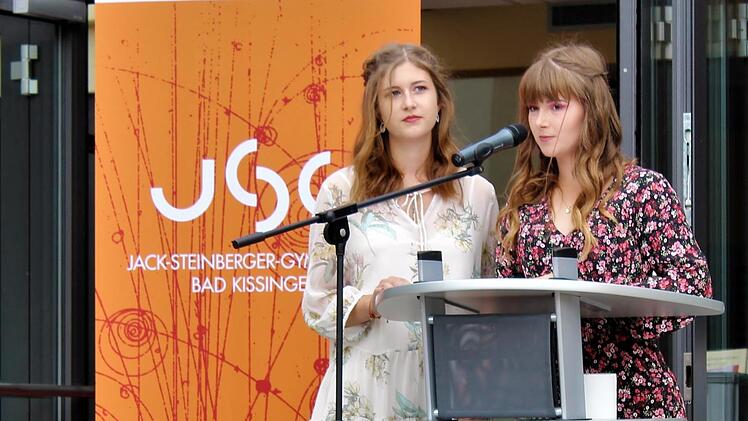 Alisa Schmitt (links) und Anna Heckers bei ihrer Abi-Rede.Werner Vogel