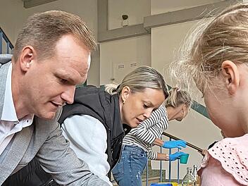 Bürgermeister Nico Rogge hilft bei der Ausgabe der „Bio-Brotbox-Aktion“ an der Grundschule in Ebenhausen.