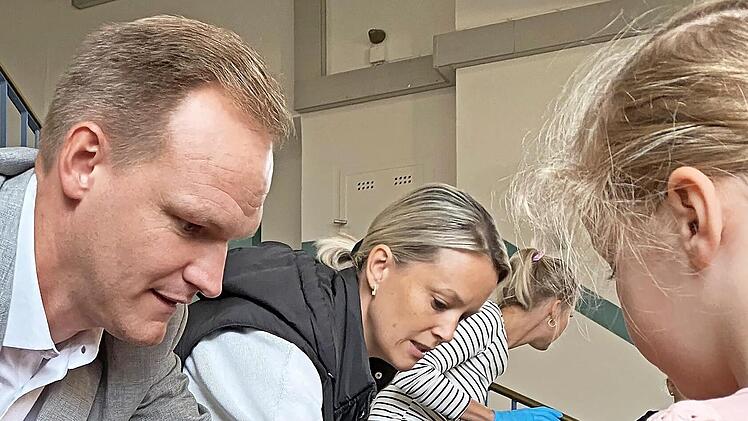 Bürgermeister Nico Rogge hilft bei der Ausgabe der „Bio-Brotbox-Aktion“ an der Grundschule in Ebenhausen.