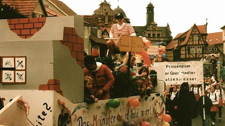Die FFW proklamierte bereits vor 20 Jahren beim Faschingsumzug einen Stadtstrand. 20 Jahre später soll er Wirklichkeit werden. Repro: Thomas Meyer