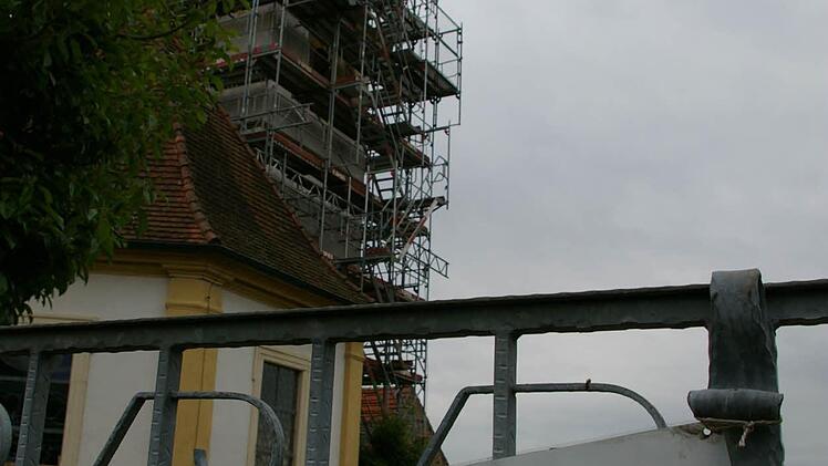 Nachdem die Dachziegel vom Kirchturm geflogen waren, brachte Pfarrer Graf eine Warntafel an das Friedhofstor an.