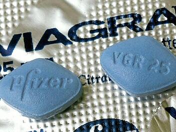 Viagra brachten dem Hersteller Pfizer viele Milliarden Dollar. Damit ist Schluss, seit der Patentschutz ausgelaufen ist: Es gibt 28 billigere Alternativpillen zur Potenz-Steigerung. Foto: Uli Deck/dpa/Archiv