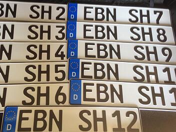 Ein Eberner Spediteur hat für seine Fahrzeugflotte elf EBN-Schilder mit seinen Initialen gesichert. Die Top-Nummer 1 hatte ihm schon jemand weggeschnappt. Foto: privat