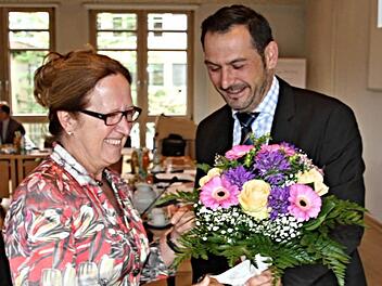 Blumen vom Vorsitzenden Holger Baunacher (rechts) für seine bisherige Zweite Vorsitzende, Irmgard Ruhhammer, die in Ruhestand geht.  Foto: Helmut Will