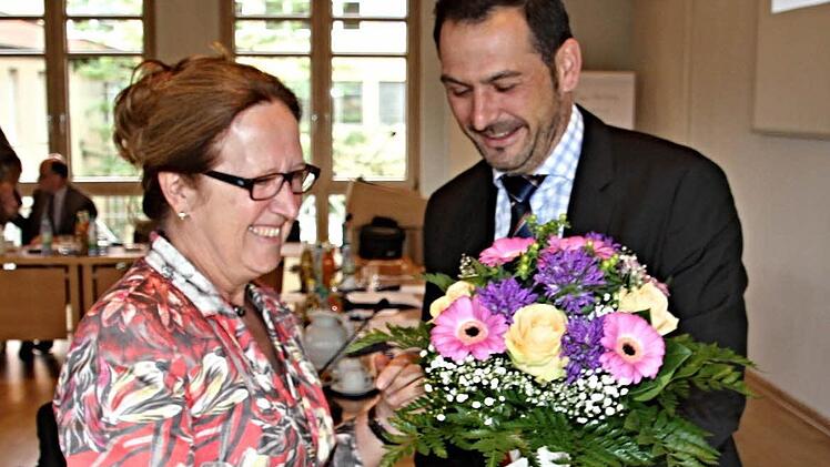 Blumen vom Vorsitzenden Holger Baunacher (rechts) für seine bisherige Zweite Vorsitzende, Irmgard Ruhhammer, die in Ruhestand geht.  Foto: Helmut Will