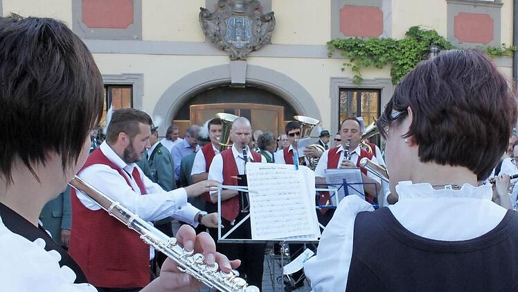 Gelungener Auftakt: Der Musikverein Uetzing-Serkendorf beim Standkonzert vor dem Rathaus