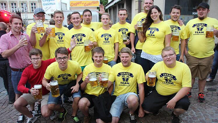Die Sieger der Biersortenabstimmung haben sich Gewinner-T-Shirt drucken lassen und marschierten so am Samstag auf.Foto: Ralf Kestel