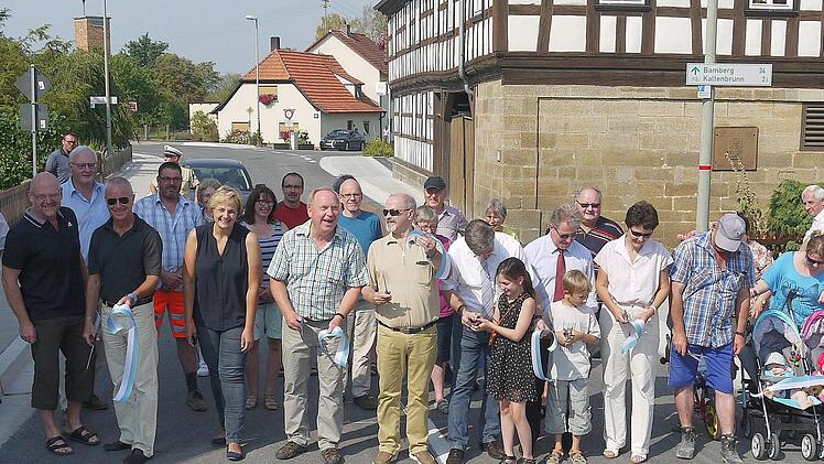 Das Band wird zur Freigabe durchschnitten. Foto: Berthold Köhler