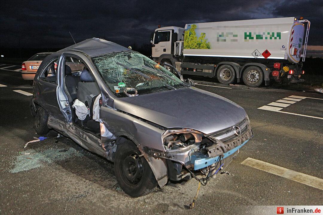 Pkw prallt  in Schweinfurt gegen Tanklastzug