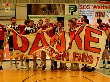 Mit einem großen Transparent bedankten sich die Spieler nach dem letzten Saisonheimspiel bei ihren treuen Fans.