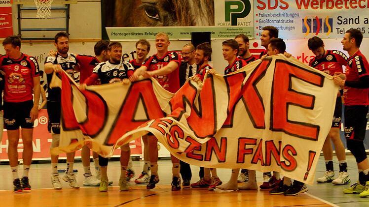 Mit einem großen Transparent bedankten sich die Spieler nach dem letzten Saisonheimspiel bei ihren treuen Fans.