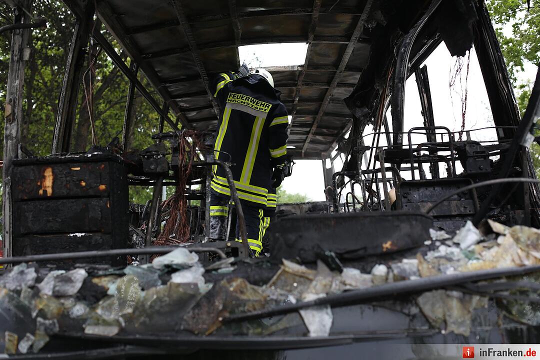 Reisebus brennt auf A3 bei Schlüsselfeld ab
