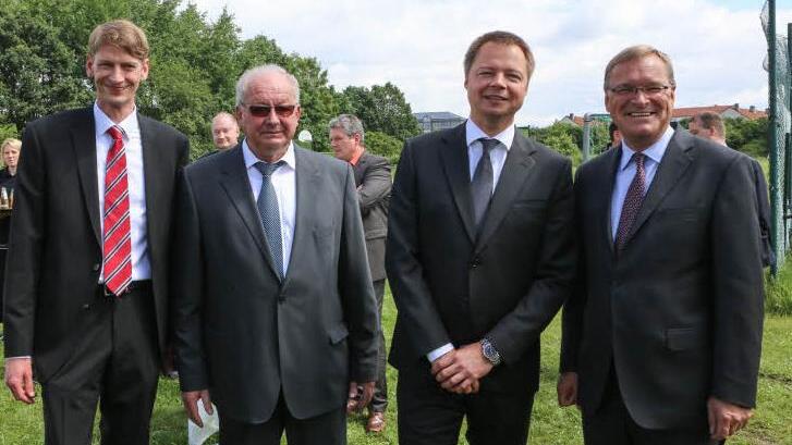Freunde über ein bevorstehendes Grundstücksgeschäft. Joachim und Helmar Sperber mit Stephan Deppe und OB Andreas Starke (SPD)   Fotos: Barbara Herbst