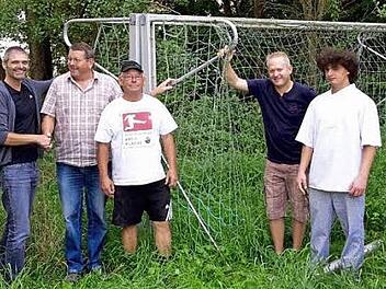 Therapiefußballer Roberto (1.v.r.), Gerrit Hoppe (2.v.r.), Platzwart Heinz Wacker (3.v.r.), Ehrenvorsitzender des SV Gutenstetten, Helmut Distler (4.v.r.), und Michael Thiem  Foto: privat