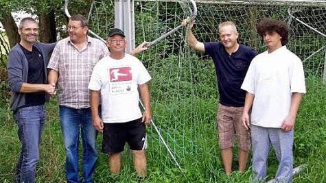 Therapiefußballer Roberto (1.v.r.), Gerrit Hoppe (2.v.r.), Platzwart Heinz Wacker (3.v.r.), Ehrenvorsitzender des SV Gutenstetten, Helmut Distler (4.v.r.), und Michael Thiem  Foto: privat