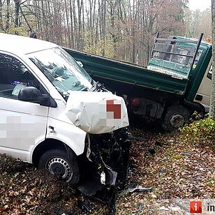 Bei Sigritzau: Laster prallt auf VW-Bus