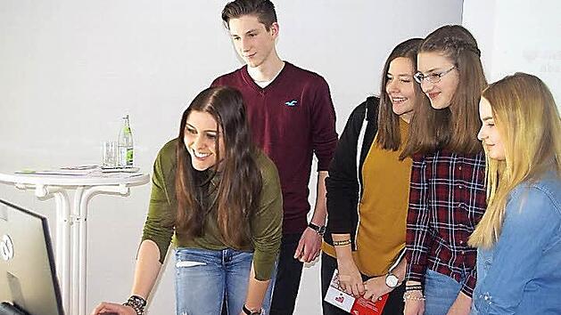 Das B&ouml;rsenspiel-Gewinnerteam "Die 76er" (von links) Hanna, Max, Sophia, Celine und Luisa hatten allen Grund zur Freude, wenn sie in den vergangenen Wochen die Kurse ihre Aktien, Wertpapiere und Investment-Zertifikate betrachteten; "erwirtschafteten" sie doch einen stolzen Depotzuwachs. Foto: Heike Sch&uuml;lein