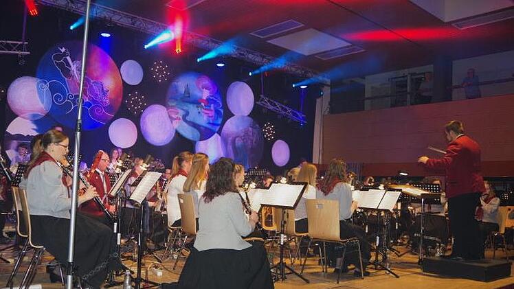 Beim gemeinsam dargebotenen "It's a Kind of Magic" wurde es richtig eng auf der Bühne. Foto: Heike Schülein