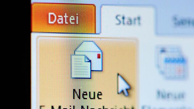 Sie wollte das gro&szlig;e Geld machen - und verlor dabei selbst eine sechsstellige Summe. Eine Frau aus Lohr am Main (Landkreis Main-Spessart) ist auf einen Online-Betrug hereingefallen und wurde am Ende selbst zur Tatverd&auml;chtigen. Symbolfoto:&nbsp;Jan-Philipp Strobel/dpa