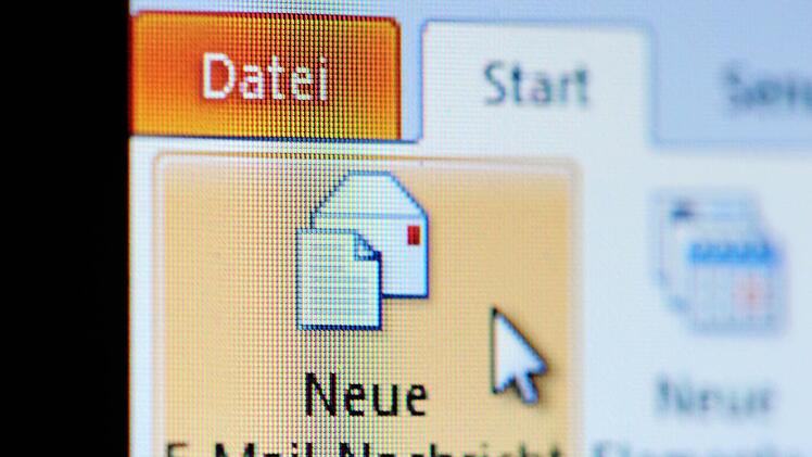 Sie wollte das große Geld machen - und verlor dabei selbst eine sechsstellige Summe. Eine Frau aus Lohr am Main (Landkreis Main-Spessart) ist auf einen Online-Betrug hereingefallen und wurde am Ende selbst zur Tatverdächtigen. Symbolfoto: Jan-Philipp Strobel/dpa