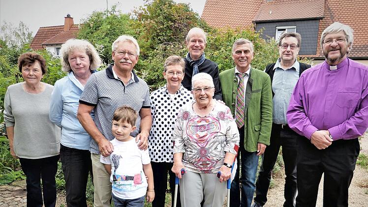 Viele Glückwünsche konnte Thea Promeuschel (Mitte) an ihrem 80. Geburtstag entgegennehmen. Links neben ihr Tochter Sonja. Foto: W. Reißaus