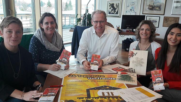 Sie freuen sich auf den Lebendigen Adventskalender und den Weihnachtsmarkt: Bürgermeister German Hacker, eingerahmt von Judith Jochmann (links), Andrea Pöltl (daneben) und Simira Tang (rechts) vom Stadtmarketing sowie Evi Bauer vom Generationenzentrum.
