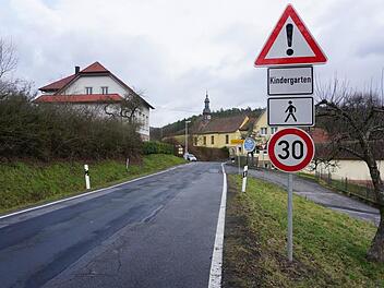 Nun müsste es wirklich für jeden Verkehrsteilnehmer ersichtlich sein, dass es sich beim Ortseingang von Schmalwasser um eine besondere Gefahrenstelle handelt und deshalb Aufmerksamkeit und Vorsicht geboten sind.  Foto: Marion Eckert