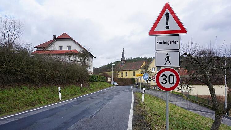 Nun müsste es wirklich für jeden Verkehrsteilnehmer ersichtlich sein, dass es sich beim Ortseingang von Schmalwasser um eine besondere Gefahrenstelle handelt und deshalb Aufmerksamkeit und Vorsicht geboten sind.  Foto: Marion Eckert