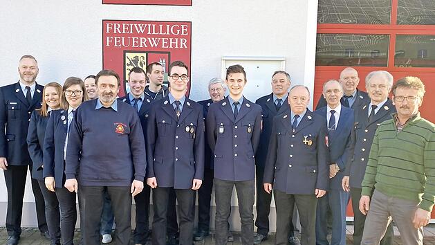 Das alte und neue Vorstandsteam der Feuerwehr Hohenberg mit den F&uuml;hrungskr&auml;ften und Kommunalvertretern; im Bild (von links) Kreisbrandmeister Yves W&auml;chter, Juliane Ott, Tina Sesselmann, Christina Wirth, Gerald D&ouml;ring, Max Haas, Markus F&uuml;rst, Vorsitzender Felix Ott, Reinhold Horn, Zweiter Vorsitzender Elias Friedrich, Fredi Ott, Gerhard Sch&uuml;tz, B&uuml;rgermeister Franz Uome, Edwin Ott, Kreisbrandinspektor Horst Tempel und Clemens Friedrich Foto: Klaus-Peter Wulf