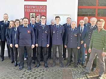 Das alte und neue Vorstandsteam der Feuerwehr Hohenberg mit den Führungskräften und Kommunalvertretern; im Bild (von links) Kreisbrandmeister Yves Wächter, Juliane Ott, Tina Sesselmann, Christina Wirth, Gerald Döring, Max Haas, Markus Fürst, Vorsitzender Felix Ott, Reinhold Horn, Zweiter Vorsitzender Elias Friedrich, Fredi Ott, Gerhard Schütz, Bürgermeister Franz Uome, Edwin Ott, Kreisbrandinspektor Horst Tempel und Clemens Friedrich Foto: Klaus-Peter Wulf