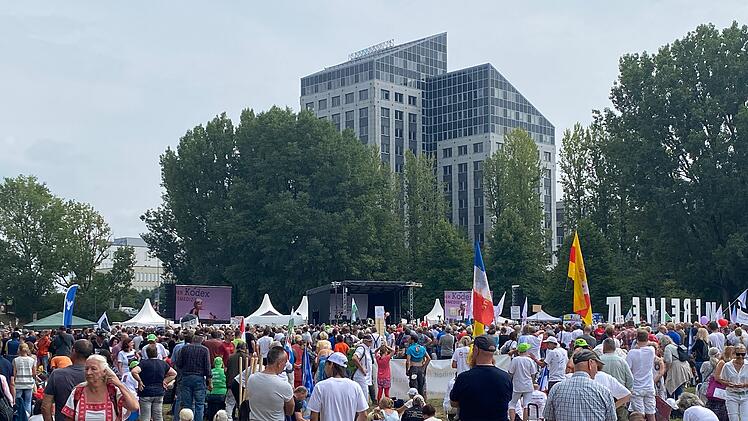 Nazivergleiche inklusive: Demos zum 75. Jahrestag des Nürnberger Kodex