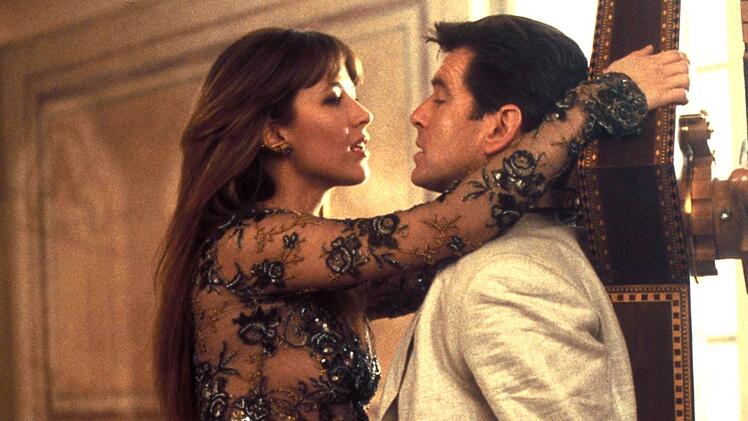 In "Die Welt ist nicht genug" (1999) spielt Elektra King (Sophie Marceau) ein falsches Spiel mit James Bond (Pierce Brosnan). Daf&uuml;r muss sie mit ihrem Leben bezahlen.