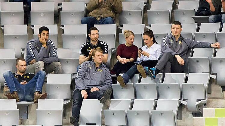 Prominente Zuschauer. Sie alle fehlten gegen Eisenach (von links): Florian Billek, Micke Brasseleur, Sebastian Kirchner, Markus Hagelin (davor) und Roman Kirveliavicius (ganz rechts).