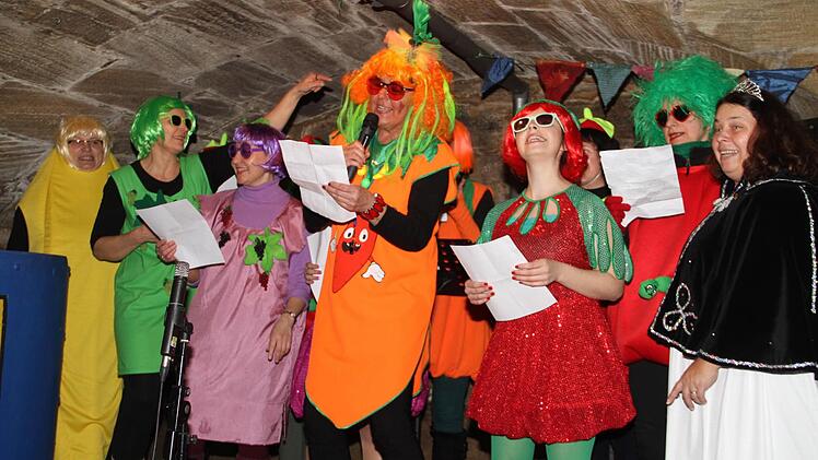 Als "süße Früchtchen" verkleidet sorgten die "Närrischen Weiber" gleich zu Beginn des Kaulhaaz'n-Fiebers für mächtig viel Stimmung.