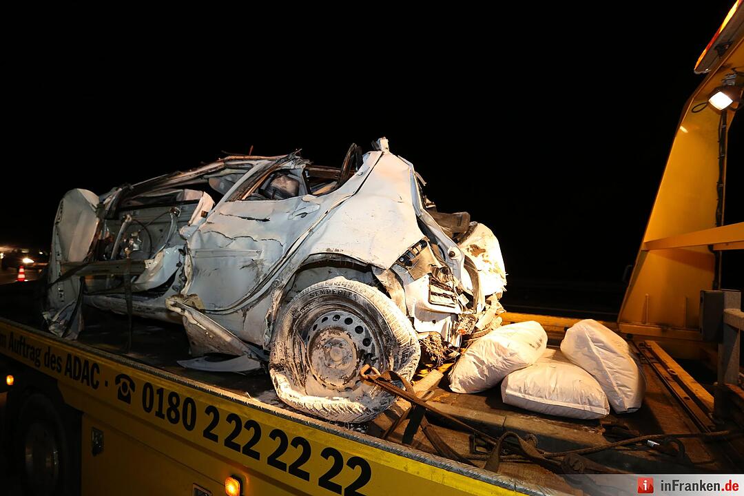 Lkw begräbt Pkw unter sich