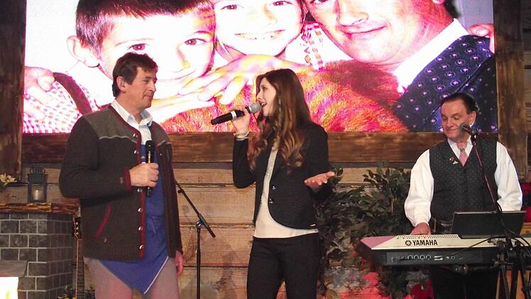 Die Ladiner begeisterten die Zuhörer bei ihrem Weihnachtskonzert im Schützenhaus Kronach. Im Bild (von links): Front-Sänger Joakin Stuffer, seine Tochter Nicol Stuffer und Otto Demetz. Fotos: Dieter Wolf