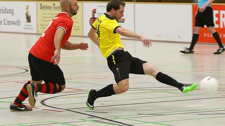 Der Stanicher Johannes Philp kommt zum Abschluss. Links der Mangersreuther Ali Kilic. Foto: Monika Limmer